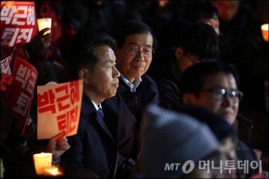 [사진]촛불 집회 참가한 박원순 서울시장