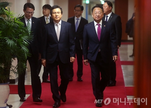 [사진]국무회의 참석하는 황교안-유일호