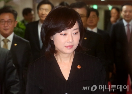 [사진]국무회의 참석하는 조윤선 장관