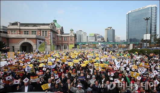 [사진]서울역 광장에 모인 '박사모'