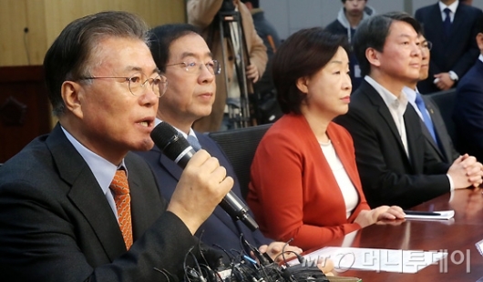 [사진]문재인, "박 대통령 구속사유 확인...탄핵사유 충분"