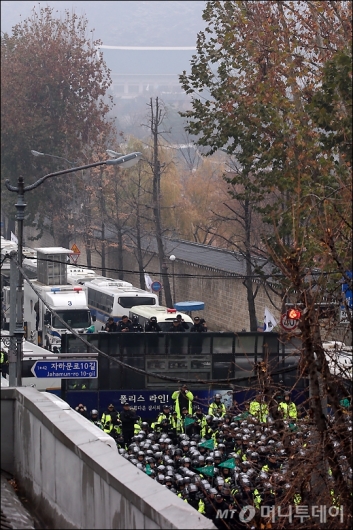 [사진]청와대 200미터 앞 차벽 친 경찰