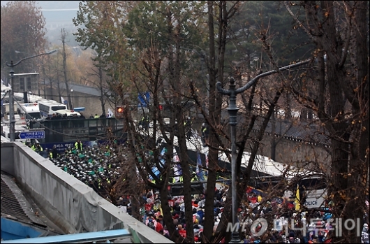 [사진]청와대 200미터 앞까지 진출한 집회 참가자들