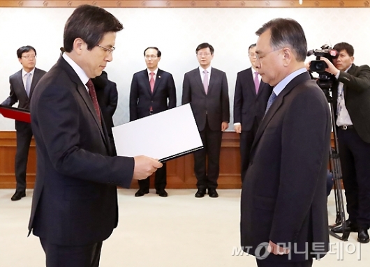 [사진]총리에게 임명장 받는 박영수 특검
