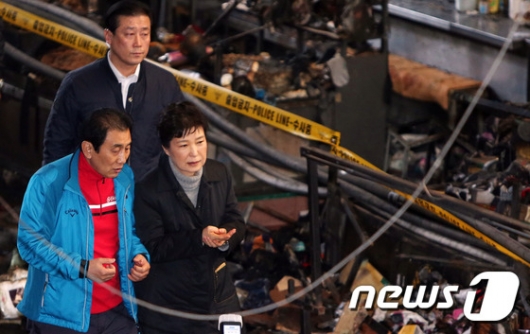 [사진]잿더미 서문시장 둘러보는 박근혜 대통령