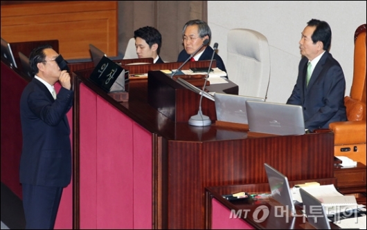 [사진]'탄핵안 반대' 명단공개 항의하는 정진석 