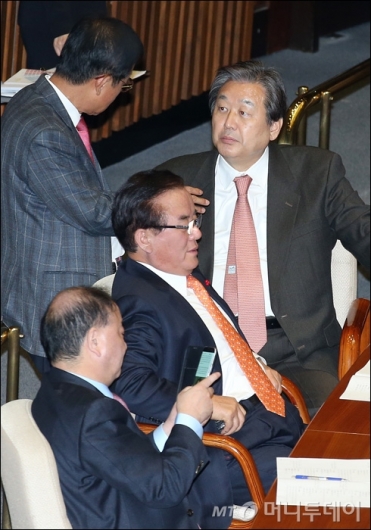 [사진]심각한 표정의 김무성 전 대표