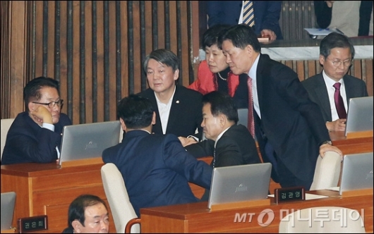 [사진]심각한 표정의 국민의당 의원들