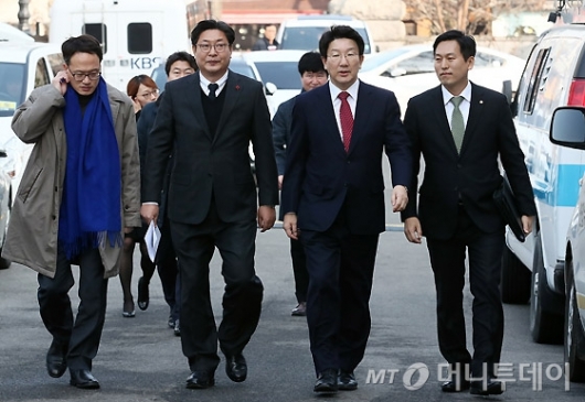 [사진]헌법재판소 들어서는 탄핵소추위원들 