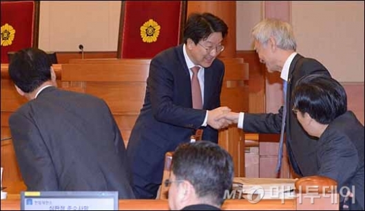 [사진]朴대통령 변호인단과 인사 나누는 권성동