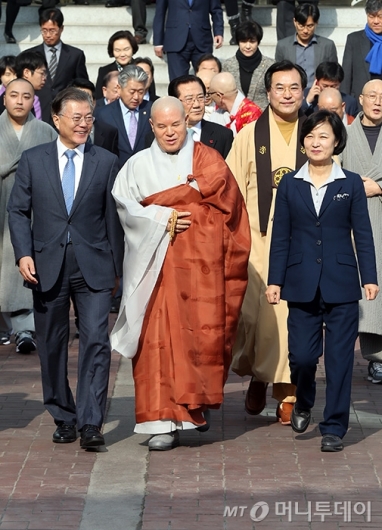[사진]한국불교지도자 신년하례법회 참석하는 문재인-추미애