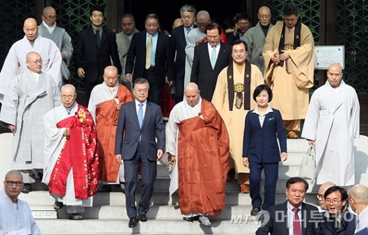 [사진]한국불교지도자 신년하례법회 참석하는 문재인