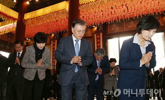 [사진]한국불교지도자 신년하례법회 참석한 문재인