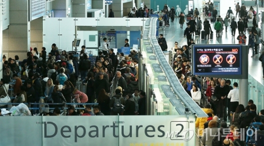 [사진]설 연휴 앞두고 붐비는 인천공항