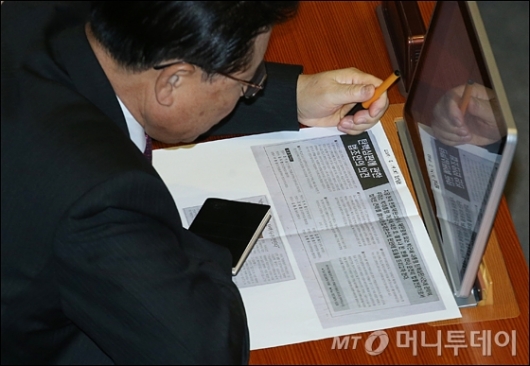 [사진]'탄핵심판 법조인 의견' 인쇄물 보는 새누리당 의원