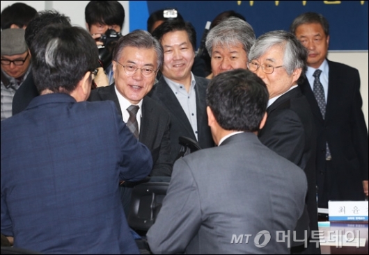 [사진]경제현안 점검회의 참석한 문재인 전 대표