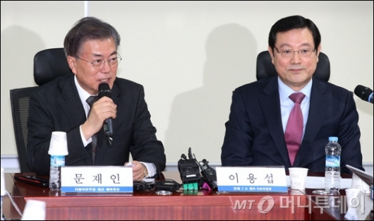 [사진]문재인, 이용섭 의원 주최 경제현안 회의 참석