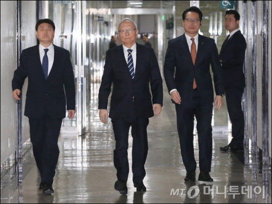 [사진]국회 정보위 출석하는 이병호 국정원장