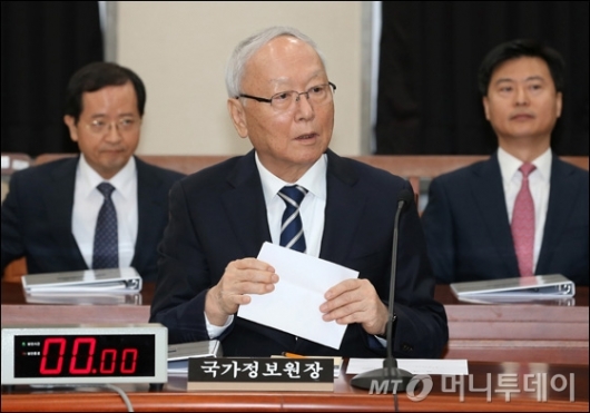 [사진]이병호 국정원장, '헌재사찰 의혹-北 미사일' 관련 정보위 출석