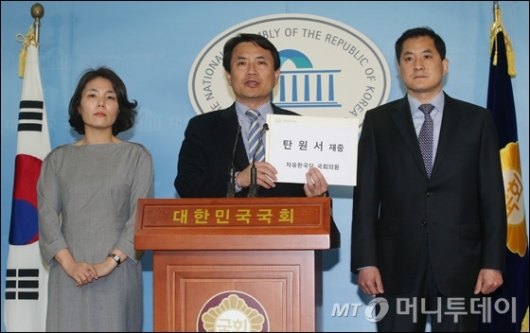 [사진]김진태-박대출-전희경, '탄핵 기각' 탄원서 제출 기자회견