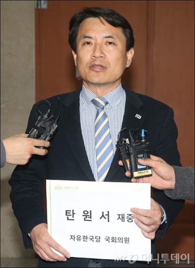 [사진]김진태, '탄핵 기각' 탄원서 헌재 제출