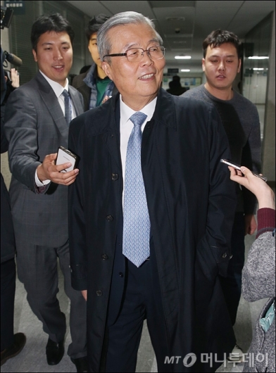 [사진]더민주 탈당계 제출한 김종인 전 대표