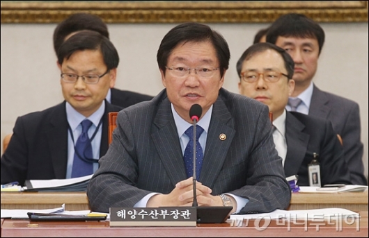 [사진]남해안 모래채취 관련 답변하는 김영석 장관