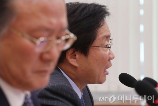 [사진]남해안 골재채취 관련 답변하는 김영석 해수부 장관