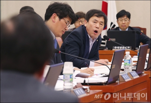 [사진]남해 모래채취 관련 호통치는 김현권 의원