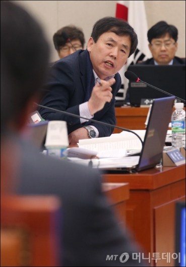 [사진]해수부 장관 질타하는 김현권 의원