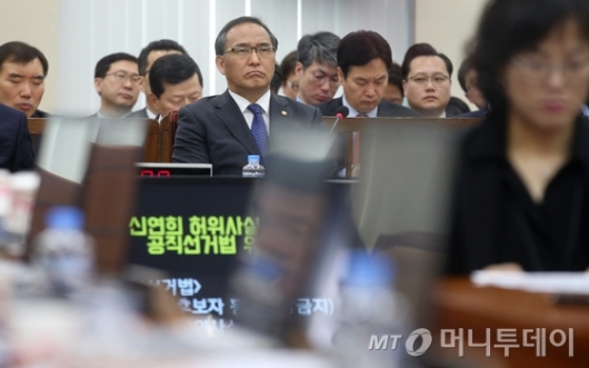 [사진]신연희 구청장 관련 질의받는 홍윤식 장관