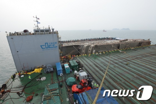 [사진]반잠수식 선박으로 이동 앞둔 세월호