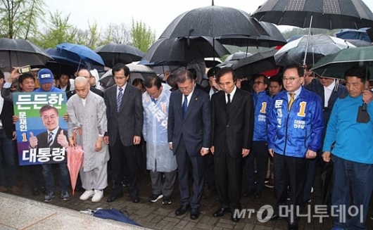[사진]문재인, 2.28 민주의거 기념탑 참배