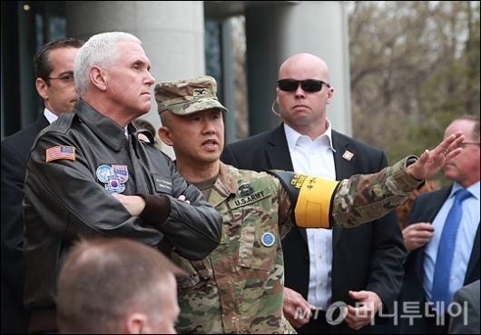 [사진]북한 설명 듣는 마이크 펜스 美 부통령