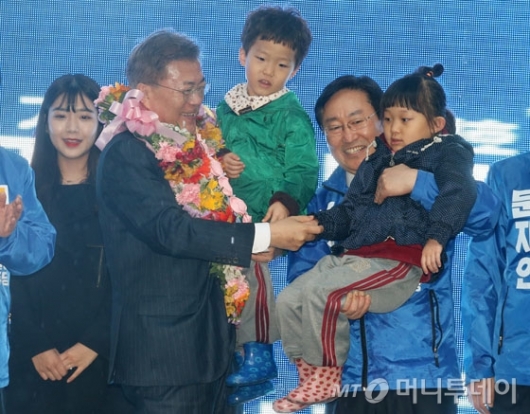 [사진]문재인, 아이들과 함께 대전 유세