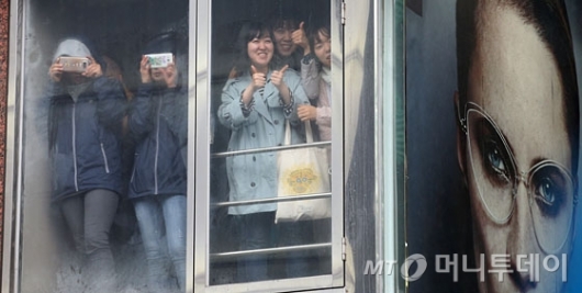 [사진]문재인 유세 지켜보는 대전 시민들
