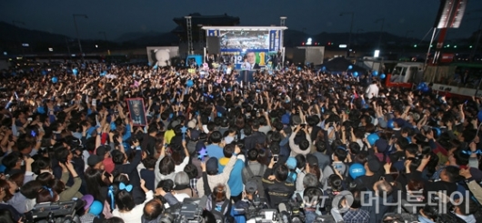 [사진]광화문광장 가득메운 문재인 후보 지지자들