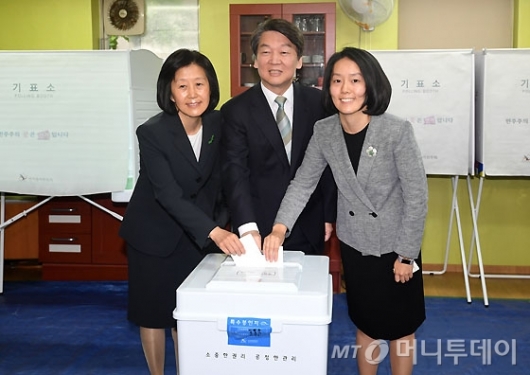 [사진]투표용지 넣는 안철수 가족