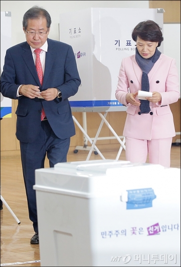 [사진]19대 대선 기표 마친 홍준표 후보