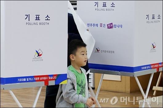 [사진]'투표소가 신기한 꼬마'