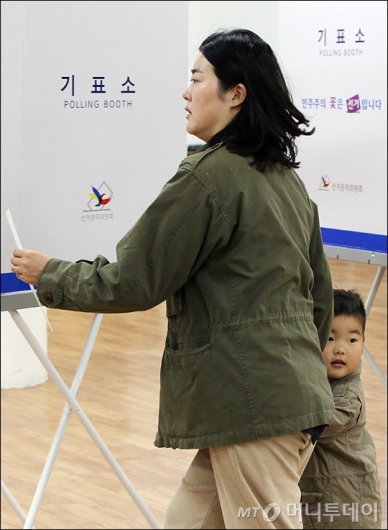 [사진]'엄마 손 잡고 투표소 왔어요'