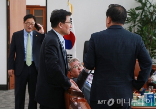 [사진]논의하는 민주당 정보위원들