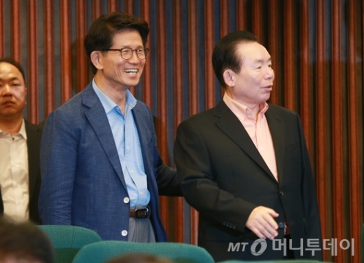 [사진]자유한국당 대선평가 토론회 참석한 이인제-김문수