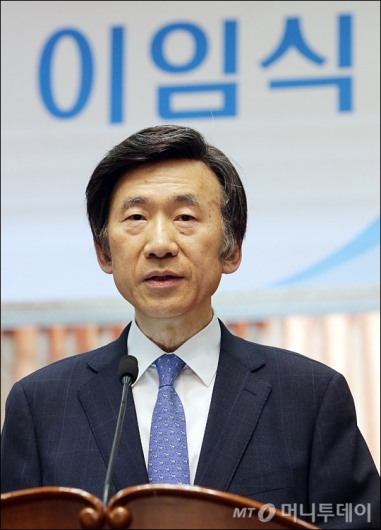 [사진]이임사하는 윤병세 전 외교부장관 