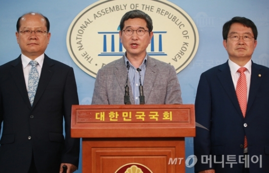 [사진]송영무 후보자 사퇴촉구하는 자유한국당 국방위원들