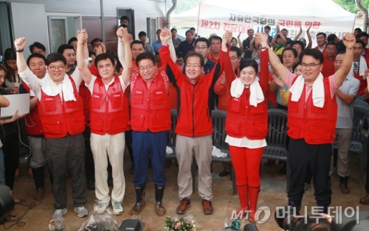[사진]홍준표 대표 등 자유한국당 신임 지도부 선출