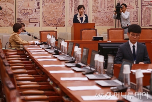 [사진]김상곤 청문보고서 채택...국민의당 조건부 찬성