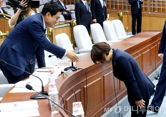 [사진]의원들에게 인사하는 박정화 후보자