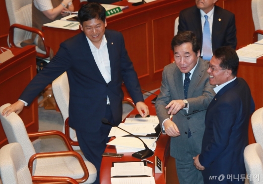 [사진]야당의원들과 인사하는 이낙연 총리