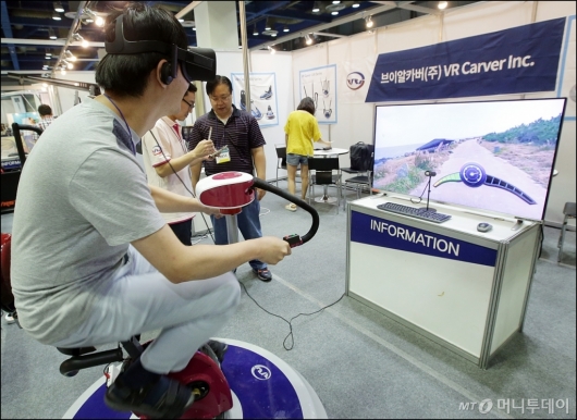 [사진]'VR 자전거'로 운동 